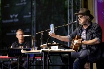 Deutscher Musiker Wolfgang Niedecken liest und singt Bob Dylan in Begleitung von dem Pianisten Mike Herting Open Air am Tanzbrunnen in Köln (© Thomas Brill)