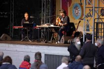 Deutscher Musiker Wolfgang Niedecken liest und singt Bob Dylan in Begleitung von dem Pianisten Mike Herting Open Air am Tanzbrunnen in Köln (© Thomas Brill)
