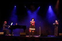 Deutsche Chansonnière Evi Niessner singt Piaf in der Volksbühne am Rudolfplatz Köln (© Thomas Brill)
