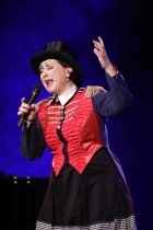 Deutsche Chansonnière Evi Niessner singt Piaf in der Volksbühne am Rudolfplatz Köln (© Thomas Brill)