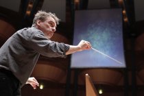 Englische Dirigent Jonathan Nott leitet die Bamberger Symphoniker-Bayerische Staatsphilharmonie in der Philharmonie Köln (© Thomas Brill)