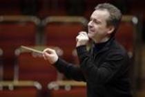 Englischer Dirigent Jonathan Nott leitet die Bamberger Symphoniker-Bayerische Staatsphilharmonie in Begleitung der georgische Violinistin Lisa Batiashvili  und des französischer Oboist François Leleux in der Philharmonie Köln (© Thomas Brill)