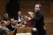 Englischer Dirigent Jonathan Nott leitet die Bamberger Symphoniker-Bayerische Staatsphilharmonie in Begleitung der georgische Violinistin Lisa Batiashvili  und des französischer Oboist François Leleux in der Philharmonie Köln (© Thomas Brill)