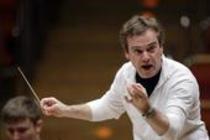 Englischer Dirigent Jonathan Nott leitet das Gustav Mahler Jugendorchester in Begleitung des deutschen Bariton Matthias Goerne in der Philharmonie Köln (© Thomas Brill)