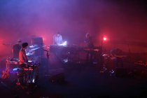 Deutschen Indiepop-Band The Notwist gastiert auf ihrer "Superheroes, Ghostvillains + Stuff"-Tour im Rahmen der C/O Pop 2018 in der Kölner Philharmonie (© Thomas Brill)