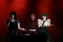 Französische Cover-Band Nouvelle Vague gastiert auf ihrer "20th anniversary, "Should I stay or should I go""-Tour in der Kantine Köln (© Thomas Brill)
