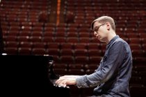 Isländische Pianist Vikingur Ólafsson gastiert mit Werken von Johann Sebastian Bach, Philip Glass und Johannes Brahms in der Philharmonie Köln (© Thomas Brill)