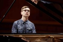 Isländische Pianist Vikingur Ólafsson gastiert mit Werken von Johann Sebastian Bach, Philip Glass und Johannes Brahms in der Philharmonie Köln (© Thomas Brill)
