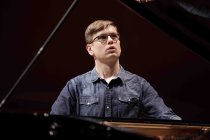 Isländische Pianist Vikingur Ólafsson gastiert mit Werken von Johann Sebastian Bach, Philip Glass und Johannes Brahms in der Philharmonie Köln (© Thomas Brill)