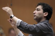 Kolumbianische Dirigent Andrés Orozco-Estrada leitet das hr-Sinfonieorchester in Begleitung des französischen Cellisten Gautier Capuçon in der Philharmonie Köln (&copy; Thomas Brill)