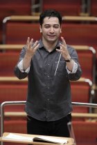 Kolumbianische Dirigent Andrés Orozco-Estrada leitet das hr-Sinfonieorchester in Begleitung des französischen Cellisten Gautier Capuçon in der Philharmonie Köln (&copy; Thomas Brill)
