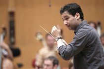 Kolumbianische Dirigent Andrés Orozco-Estrada leitet das hr-Sinfonieorchester in Begleitung des französischen Cellisten Gautier Capuçon in der Philharmonie Köln (&copy; Thomas Brill)