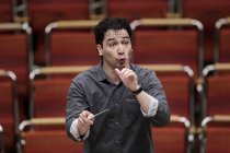 Kolumbianische Dirigent Andrés Orozco-Estrada leitet das hr-Sinfonieorchester in Begleitung des französischen Cellisten Gautier Capuçon in der Philharmonie Köln (&copy; Thomas Brill)