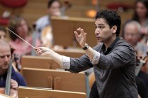 Kolumbianische Dirigent Andrés Orozco-Estrada leitet das hr-Sinfonieorchester in Begleitung des französischen Cellisten Gautier Capuçon in der Philharmonie Köln (&copy; Thomas Brill)