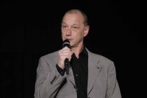 Geschäftsführer lit.COLOGNE Rainer Osnowski bei der Lesung des israelische Diplomat Avi Primor trifft den deutschen Schriftsteller Frank Schätzing bei der lit.COLOGNE 2015 in der RheinEnergie Hauptverwaltung Köln (&copy; Thomas Brill)
