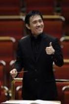 Japanische Dirigent Eiji Oue leitet das Orchester der NDR Radiophilharmonie in Begleitung der deutschen Hornistin Marie Luise Neunecker in der Philharmonie Köln (© Thomas Brill)