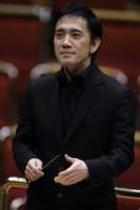 Japanische Dirigent Eiji Oue leitet das Orchester der NDR Radiophilharmonie in Begleitung der deutschen Hornistin Marie Luise Neunecker in der Philharmonie Köln (© Thomas Brill)