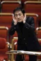 Japanische Dirigent Eiji Oue leitet das Orchester der NDR Radiophilharmonie in Begleitung der deutschen Hornistin Marie Luise Neunecker in der Philharmonie Köln (© Thomas Brill)