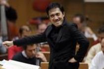 Japanische Dirigent Eiji Oue leitet das Orchester der NDR Radiophilharmonie in Begleitung der deutschen Hornistin Marie Luise Neunecker in der Philharmonie Köln (© Thomas Brill)