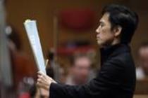 Japanische Dirigent Eiji Oue leitet das Orchester der NDR Radiophilharmonie in Begleitung der deutschen Hornistin Marie Luise Neunecker in der Philharmonie Köln (© Thomas Brill)