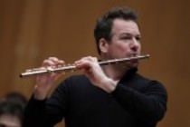 Schweizer Flötist Emmanuel Pahud gastiert mit dem Franz Liszt Kammerorchester in der Philharmonie Köln (© Thomas Brill)