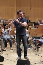 Schweizer Flötist Emmanuel Pahud gastiert mit dem  Gürzenich-Orchester Köln unter der Leitung des italienischen Dirigenten Carlo Rizzi in der Philharmonie Köln (&copy; Thomas Brill)