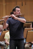 Schweizer Flötist Emmanuel Pahud gastiert mit dem  Gürzenich-Orchester Köln unter der Leitung des italienischen Dirigenten Carlo Rizzi in der Philharmonie Köln (&copy; Thomas Brill)