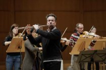 Schweizer Flötist Emmanuel Pahud gastiert in Begleitung der Kammerakademie Potsdam unter der Leitung des englischen Dirigenten Trevor Pinnock in der Philharmonie Köln (© Thomas Brill)