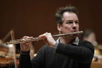 Schweizer Flötist Emmanuel Pahud gastiert in Begleitung der Kammerakademie Potsdam unter der Leitung des englischen Dirigenten Trevor Pinnock in der Philharmonie Köln (© Thomas Brill)