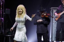 Amerikanische Country-Sängerin Dolly Parton gastiert auf ihrer "Blue Smoke"-Tour in der Lanxess-Arena Köln (© Thomas Brill)