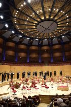 Spanische Dirigent Pablo Heras-Casado leitet das das Gürzenich-Orchester Köln in Begleitung des SWR Vokalensemble bei der Aufführung des Passionskonzert in der Kölner Philharmonie (© Thomas Brill)