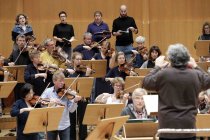 Belgische Dirigent René Jacobs leitet das Freiburger Barockorchester in der Kölner Philharmonie (© Thomas Brill)