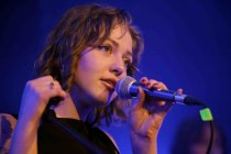 Deutsche Sängerin Katha Pauer gastiert auf ihrer "Fühl halt mal"-Tour im Rahmen der C/O Pop im Yuca Club Köln (© Thomas Brill)