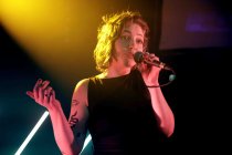 Deutsche Sängerin Katha Pauer gastiert auf ihrer "Fühl halt mal"-Tour im Rahmen der C/O Pop im Yuca Club Köln (© Thomas Brill)