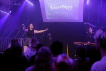 Deutsche Sängerin Katha Pauer gastiert auf ihrer "Fühl halt mal"-Tour im Rahmen der C/O Pop im Yuca Club Köln (© Thomas Brill)
