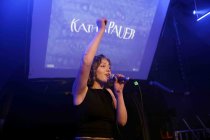 Deutsche Sängerin Katha Pauer gastiert auf ihrer "Fühl halt mal"-Tour im Rahmen der C/O Pop im Yuca Club Köln (© Thomas Brill)