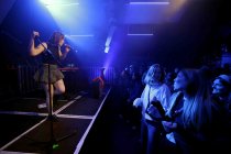Deutsche Sängerin Katha Pauer gastiert auf ihrer "Fühl halt mal"-Tour im Rahmen der C/O Pop im Yuca Club Köln (© Thomas Brill)