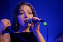 Deutsche Sängerin Katha Pauer gastiert auf ihrer "Fühl halt mal"-Tour im Rahmen der C/O Pop im Yuca Club Köln (© Thomas Brill)