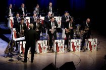 Schweizer Bandleader Pepe Lienhard gastiert mit seiner 17-köpfigen Big Band auf seiner "Swing Live"-Tour in der Philharmonie Köln (© Thomas Brill)