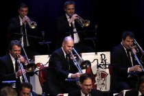 Schweizer Bandleader Pepe Lienhard gastiert mit seiner 17-köpfigen Big Band auf seiner "Swing Live"-Tour in der Philharmonie Köln (© Thomas Brill)