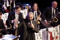 Schweizer Bandleader Pepe Lienhard gastiert mit seiner 17-köpfigen Big Band auf seiner "Swing Live"-Tour in der Philharmonie Köln (© Thomas Brill)