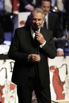 Schweizer Bandleader Pepe Lienhard gastiert mit seiner 17-köpfigen Big Band auf seiner "Swing Live"-Tour in der Philharmonie Köln (© Thomas Brill)