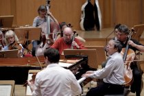 Pianist Murray Perahia leitet die Academy of St. Martin in the Fields in der Philharmonie Köln (© Thomas Brill)