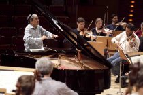 Pianist Murray Perahia leitet die Academy of St. Martin in the Fields in der Philharmonie Köln (© Thomas Brill)