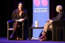 Deutsche Tennisspielerin Andrea Petković im Gespräch mit der Schriftstellerin Marion Brasch bezüglich der "Zeit, sich aus dem Staub zu machen" im Rahmen der lit.Cologne im Theater am Tanzbrunnen Köln (&copy; Thomas Brill)
