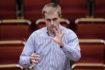 Russischer Dirigent Vasily Petrenko leitet das London Philharmonic Orchestra in Begleitung des amerikanischen Violinisten Joshua Bell in der Philharmonie Köln (© Thomas Brill)
