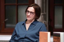 Deutsche Schriftstellerinnen Anne Korth und Barbara Peveling im Gespräch mit der deutschen Politikwissenschaftlerin Simone Scharbert sprechen über das Thema "Gewalt gegen Frauen" im Literaturhaus Köln (&copy; Thomas Brill)