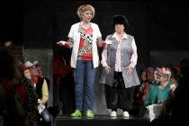 Anne Rixmann und Biggi Wanninger als polnische "Pflegerinnen" bei der Stunksitzung 2018 im E-Werk Köln (© Thomas Brill)