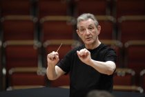 Englische Dirigent Trevor Pinnock leitet das Kammerorchester Basel in der Philharmonie Köln (© Thomas Brill)