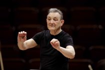 Englische Dirigent Trevor Pinnock leitet die Kammerakademie Potsdam in der Philharmonie Köln (© Thomas Brill)